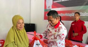 Camat Helumo Serahkan Paket Sembako dan Sepatu Sekolah Dalam Program “Helumo Bersedekah” 